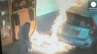 Мъж отказа цигара на жена, тя му подпали колата (ВИДЕО)