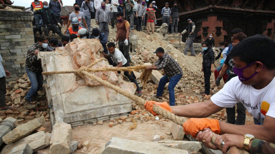 Жертвите в Непал надхвърлиха 6 хиляди | StandartNews.com