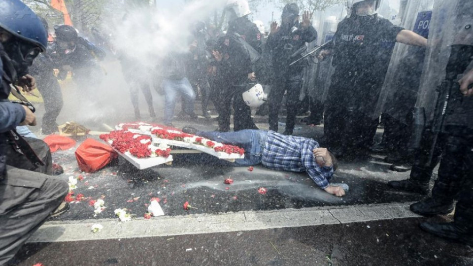 Нови сблъсъци между демонстранти и полиция в Истанбул | StandartNews.com