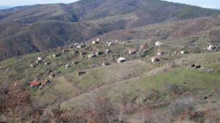 Село живее на свещи  