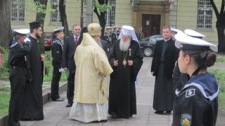 Посрещнаха партриарха с духовата музика на ВМС