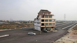 В Китай: Къща насред магистралата
