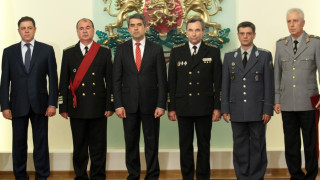 Плевнелиев: Армията изпълнява достойно своите задължения въпреки трудностите