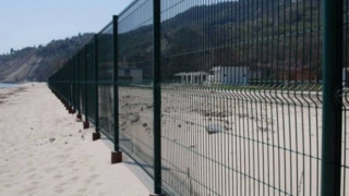 Оградата на плажа в Кранево махната наполовина