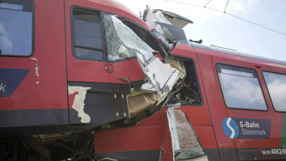 Челен сблъсък на влакове в Австрия, машинист загина  | StandartNews.com