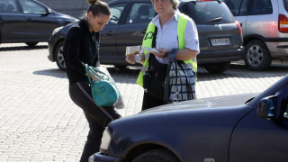 Протест срещу глобите за паркиране в градинки 