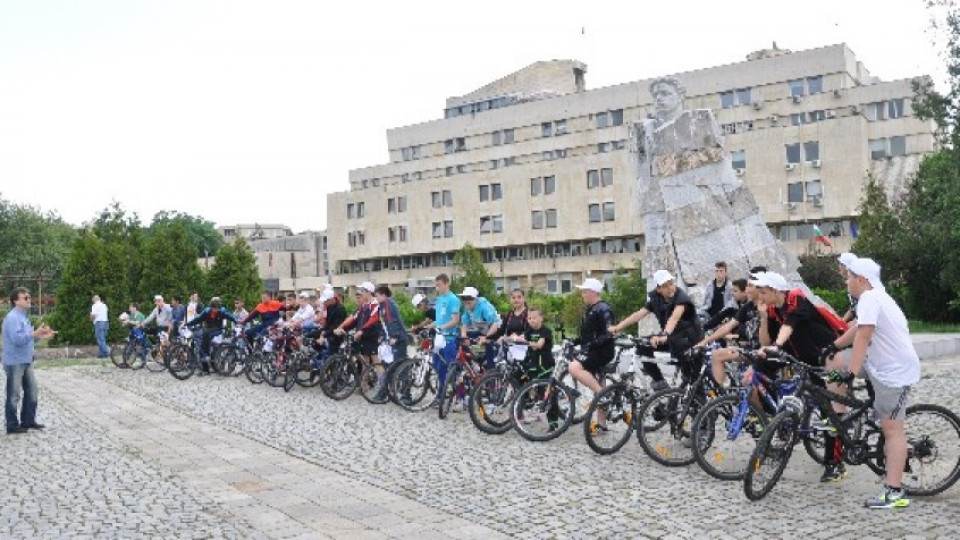 Над 100 деца от Кърджали се включиха във велообиколка на града | StandartNews.com