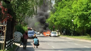 Кола изгоря в София