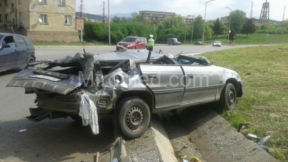 Кола излетя от мост в Перник | StandartNews.com