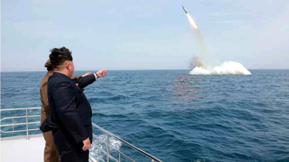 КНДР изстреля балистична ракета от подводница (ВИДЕО) | StandartNews.com