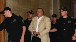 И майката на Чеци ще го брани в съда