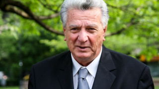 Интелектуалците да дадат пример на политиците 
