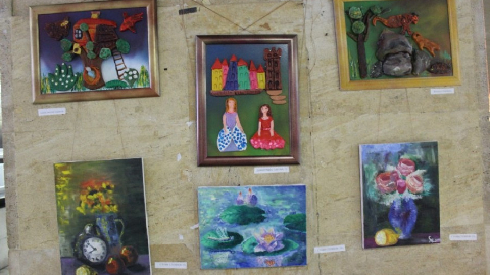 Деца украсиха кметство с рисунки и керамика | StandartNews.com