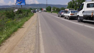 Двама загинаха при тежък сблъсък между ТИР и микробус