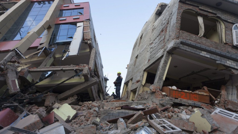 Най-малко 65 жертви в Непал, хората са в паника | StandartNews.com