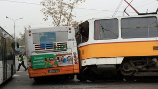 Трамвай и автобус се сблъскаха в София