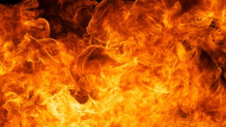 Среднощен огнен ад изпепели 13 дървени гаража, камион и джип