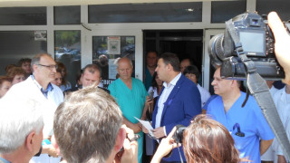 Лекари, кмет и пациенти на протест срещу министър Москов