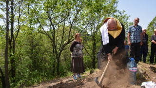 Симитли не спира да строи църкви 