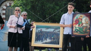 Цачева подари на Плевен картина 