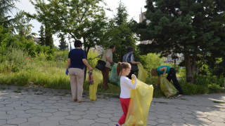 Почти 14 тона боклук изчистиха санданчани за ден