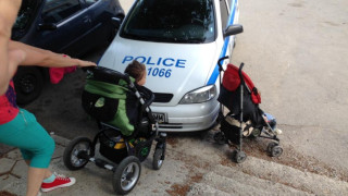 Паркирана полицейска кола разгневи майки в столицата