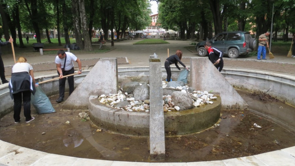 Кметът на Банско и чиновници почистиха парк  | StandartNews.com