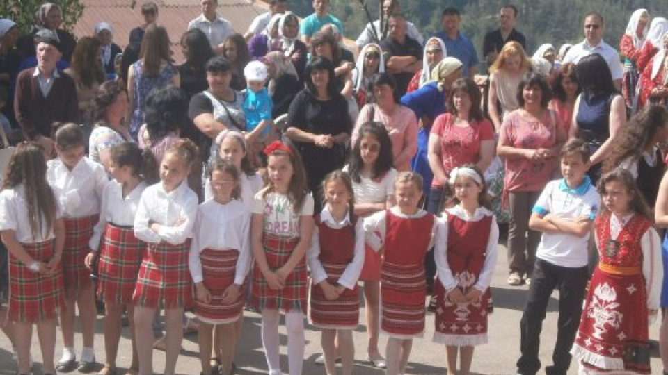 Стотици нa пролетен събор в село Припек  | StandartNews.com