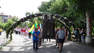 Статуя на Кирил и Методий на ямболското шествие за 24 май
