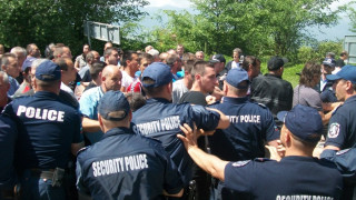50 полицаи пазят ромско гето от палеж и мъст