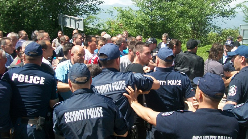 50 полицаи пазят ромско гето от палеж и мъст | StandartNews.com