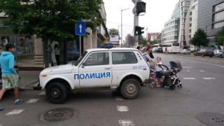 Полицаи паркират на пешеходна пътека