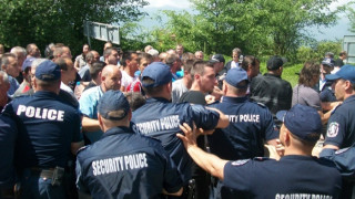 Стотици със знамена на протест срещу роми пред кметството в Гърмен