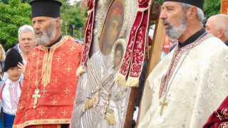 Опашки пред чудотворна икона на Богородица в Дупница