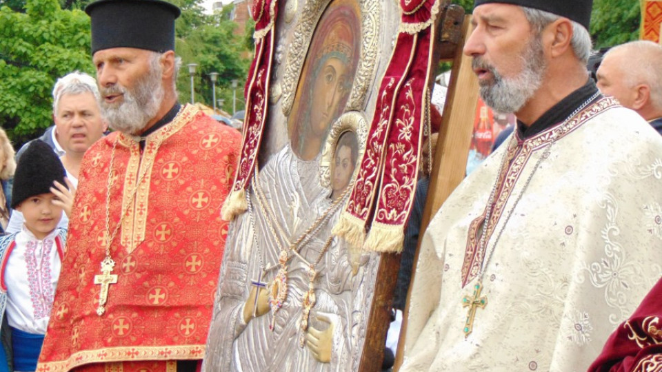 Опашки пред чудотворна икона на Богородица в Дупница | StandartNews.com