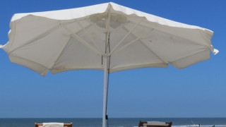 Слагат 250 безплатни чадъра на бургаския плаж