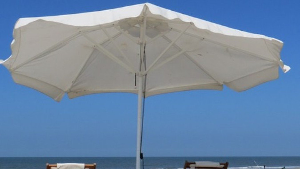 Слагат 250 безплатни чадъра на бургаския плаж | StandartNews.com