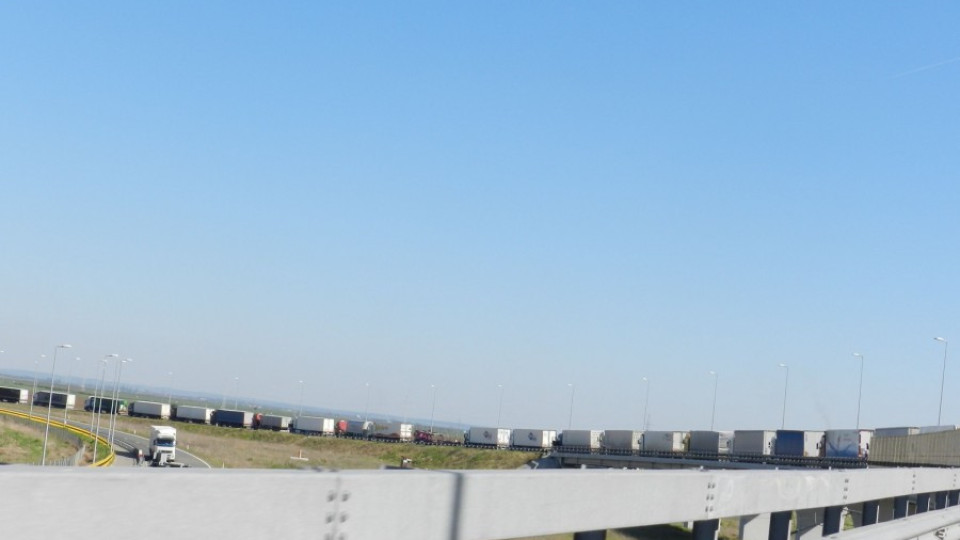 Опашка от тирове чака за моста на Дунав при Видин – Калафат | StandartNews.com