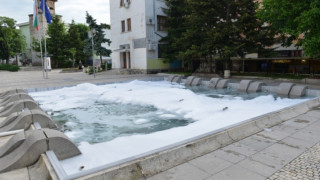Шадраванът пред община Сливен се превърна във вана с пяна