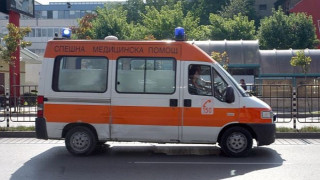 Възрастна жена в тежко състояние след пробождане с нож