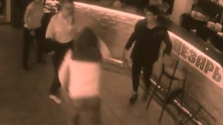 ВИДЕО: Гневна руска сервитьорка налага палав клиент 