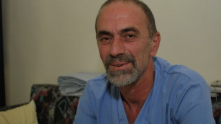 Шеф на болница се направи на просяк