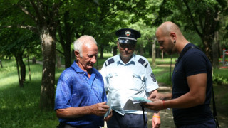 Полиция и общинари раздават брошури срещу телефонните измами
