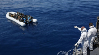 Британски кораб спаси над 700 нелегални имигранти