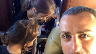 Бербо взе дъщерите с частен самолет за ваканция