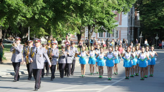 Плеяда любимци от големия и малкия екран минаха по червения кили на „Златната липа"