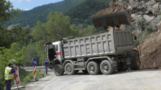 Ново свлачище блокира пътя до Асеновата крепост
