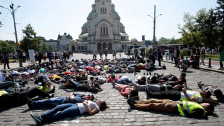 Десетки легнаха на пътя и обявиха война на войната по пътищата