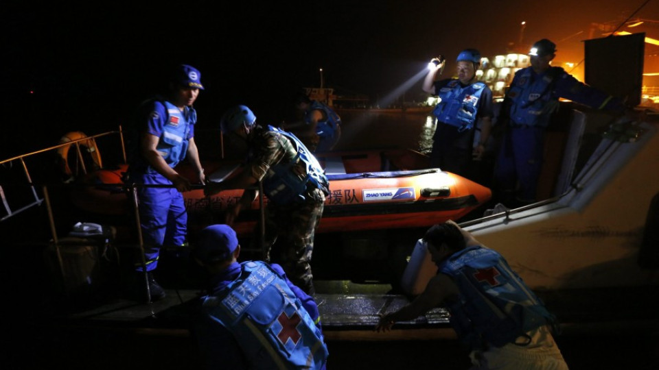 Спасиха 14 души от потъналия кораб в Китай | StandartNews.com