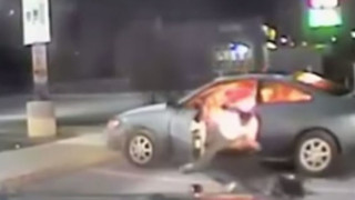 Полицаи спасяват самоубиец от горяща кола (ВИДЕО)